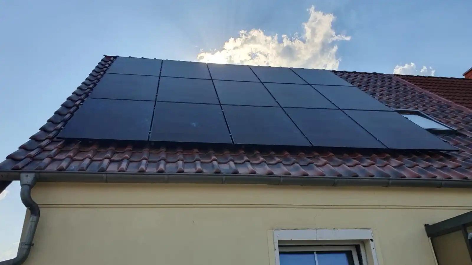 Einfamilienhaus Solaranlage mit Montage und Anmeldung: Auf dem Dach eines Einfamilienhauses wurde eine moderne Solaranlage fachgerecht montiert. Die dunkel gehaltenen Solarmodule fügen sich harmonisch in das Dachbild ein. Die vollständige Montage und Anmeldung der Anlage sorgt für eine reibungslose Inbetriebnahme und optimale Nutzung der Sonnenenergie. Komplette Photovoltaikanlage inkl. Montage und Anmeldung