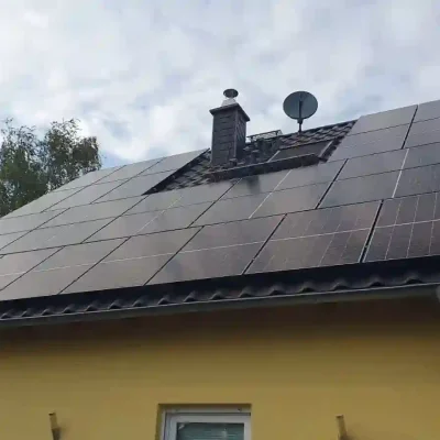 Weitere Perspektive des Hauses zeigt die vollständige Dachfläche mit dichter Solarbestückung. Einfamilienhaus Solaranlage mit Montage und Anmeldung.
