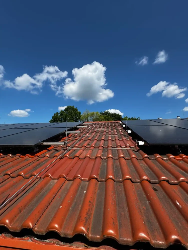 Auf dem Dach montierte Photovoltaikmodule mit integrierten Ableitungen zeigen, wie Blitzschutz für PV Anlagen in der Praxis umgesetzt wird.