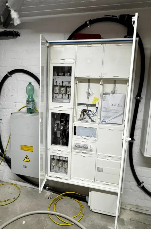 Beispiel eines Wandlerschranks: Abhängig von der Wechselrichterleistung entscheidet sich, ob eine Wandlermessung erforderlich ist. Die oft genannte PV-Anlage 30 kWp Grenze wird dabei häufig missverstanden.