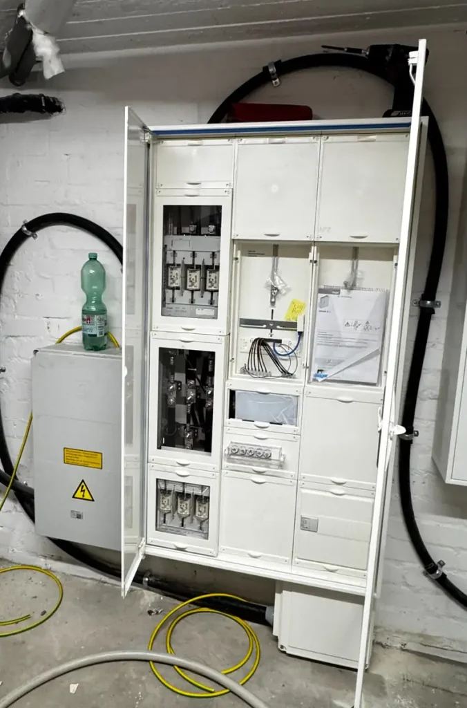 Beispiel eines Wandlerschranks: Abhängig von der Wechselrichterleistung entscheidet sich, ob eine Wandlermessung erforderlich ist. Die oft genannte PV-Anlage 30 kWp Grenze wird dabei häufig missverstanden.