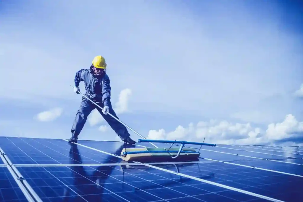 Das Bild zeigt einen Facharbeiter auf einem Dach, der mithilfe einer Reinigungsmaschine Solarmodule säubert – ein klassischer Fall für eine photovoltaik reinigung. Solche Arbeiten werden in der Regel von einem professionellen anbieter pv-reinigung durchgeführt. Ziel dieser Maßnahme ist es, den ertrag steigern pv-reinigung, da Schmutz die Effizienz der Module verringert. Um dauerhaft saubere Module zu gewährleisten, muss man regelmäßig die photovoltaikanlage reinigen – im besten Fall durch eine professionelle pv-reinigung. Dabei ist zu beachten, dass man die pv anlage reinigen bzw. pv-anlage reinigen fachgerecht durchführt, um Beschädigungen zu vermeiden. Besonders wichtig ist es, die pv-module reinigen zu lassen, da sich dort am meisten Schmutz ablagert. Die abgebildete Szene zeigt eine gründliche reinigung dach-photovoltaikanlage, die typischerweise mit entmineralisiertem Wasser erfolgt – hier speziell: reinigung mit osmosewasser pv. In vielen Regionen wird eine reinigung pv-anlage deutschland angeboten, mit Fokus auf Qualität und Effizienz. Regelmäßige reinigung solaranlage schützt die Investition langfristig. Auch die reinigung solarmodule ist entscheidend für die Leistung. Solche Einsätze fallen unter reinigung von pv-anlagen und werden oft durch einen reinigungsdienst pv-anlage oder reinigungsservice pv-anlagen übernommen. Wer sich über die reinigungskosten pv-anlage informieren möchte, kann verschiedene Anbieter vergleichen. Für größere Anlagen ist es auch möglich, eine solaranlage mit roboter reinigen zu lassen, um Aufwand und Risiken zu minimieren. Generell sollte man regelmäßig die solaranlage reinigen sowie eine solaranlage wartung und reinigung einplanen – so bleibt die Effizienz erhalten. Zusammenfassend ist die gezeigte Arbeit ein ideales Beispiel für eine professionelle reinigung photovoltaikanlage, die langfristig zur Optimierung der Solarstromproduktion beiträgt.