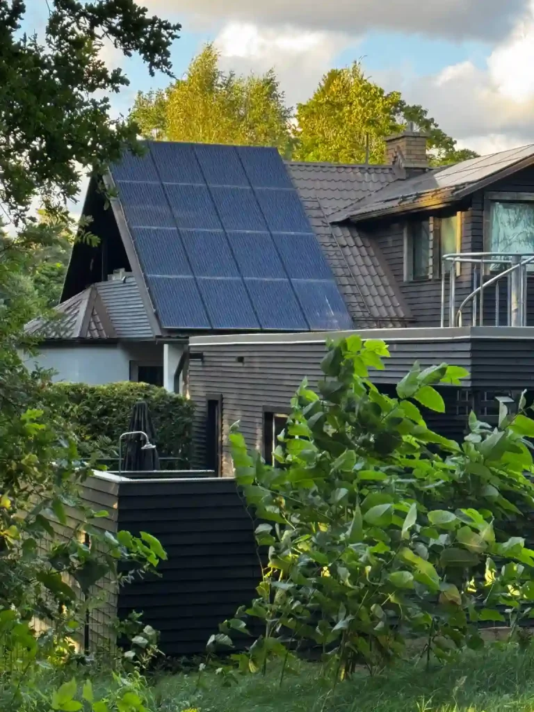 Moderne PV-Anlage auf einem Einfamilienhaus in Hamburg – Beispiel, warum man eine PV Anlage planen und fachgerecht installieren sollte.