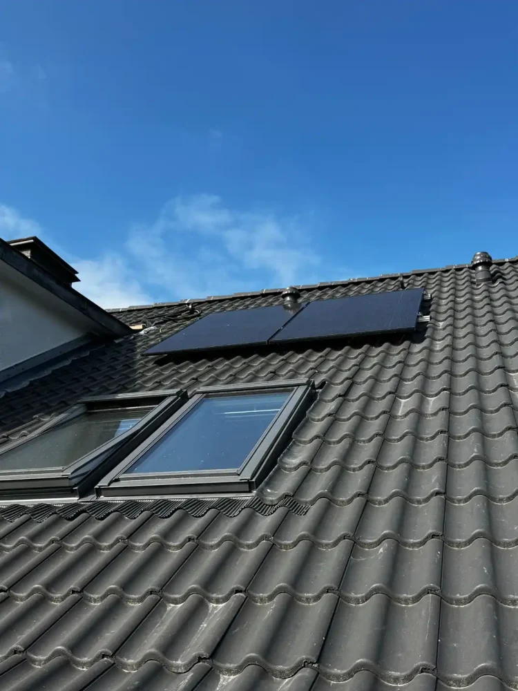 Auf dem Foto ist ein Beispiel zu sehen, wie man ein Balkonkraftwerk auf Dach montieren kann. Die Module sind sicher befestigt, fügen sich optisch harmonisch in das Dach ein und liefern sauberen Solarstrom für den Eigenverbrauch.