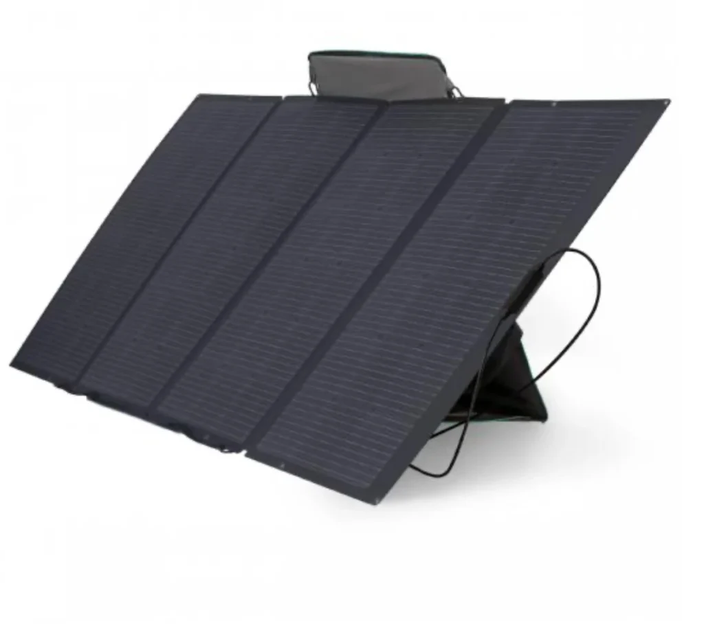 Faltbares Solarmodul als Teil einer Camping Solaranlage, ideal für autarkes Reisen mit Wohnmobil oder Zelt