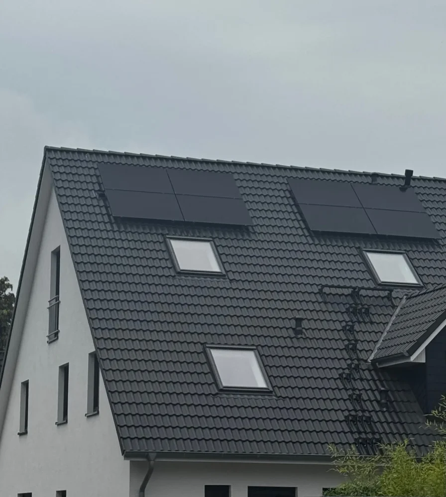 Modernes Einfamilienhaus mit Photovoltaikanlage auf der Nordseite des Daches. Die Anlage zeigt, dass auch eine PV auf Nordseite sinnvoll sein kann, um diffuses Licht zu nutzen und zusätzlichen Solarstrom zu erzeugen.